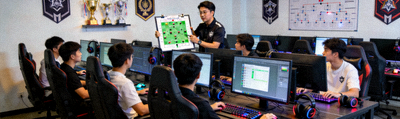 电竞学院内部教学环境，学员正在接受专业指导